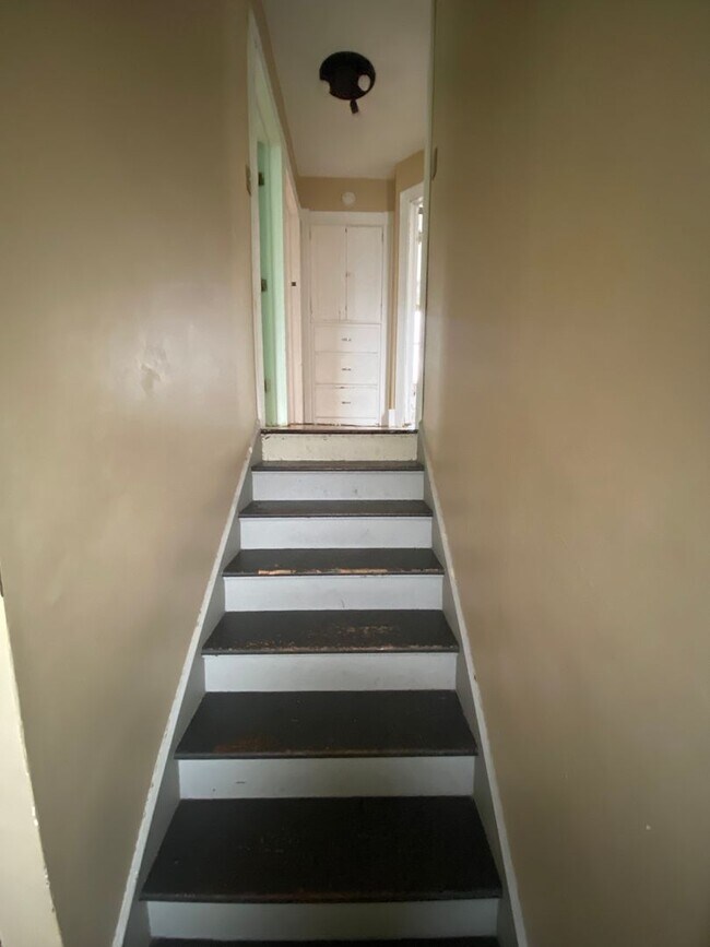 Building Photo - Spacious 3 Bedroom Home w/ 3 Full Baths