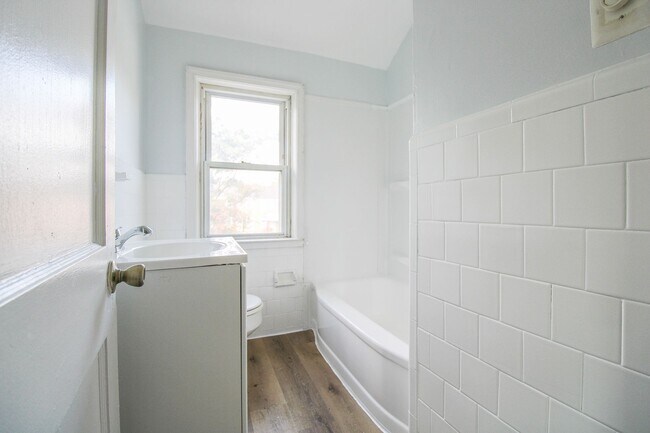 Building Photo - 1096 Cameron Rd