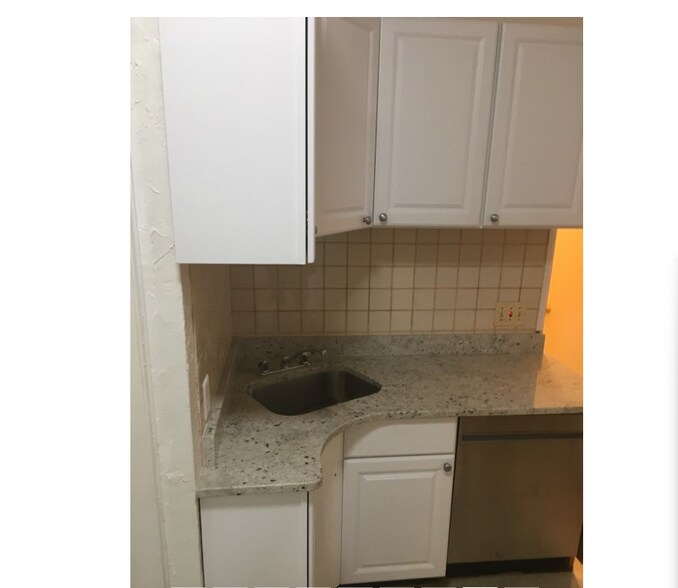 Building Photo - 4 Adella Pl