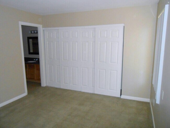 Building Photo - Spacious 1st Floor Condo at The Lakes