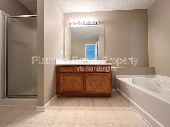 Building Photo - 4885 Robinson Square Dr