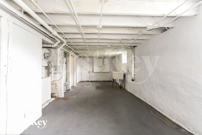 Building Photo - 622 Monroe St