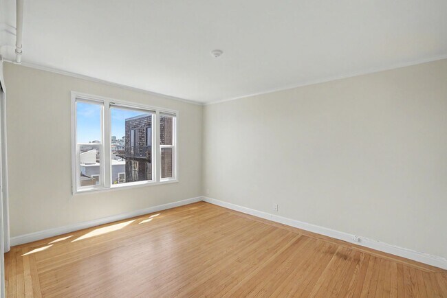 Building Photo - RENOVATED 3BR w/ Dining Room. VIEWS! Parking Avail., FREE Laundry!