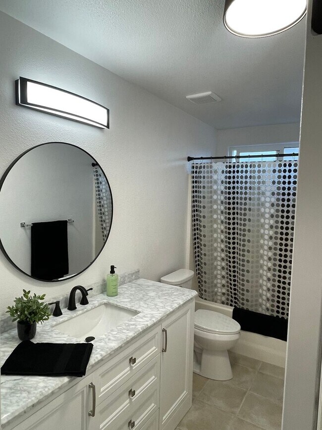 Building Photo - BEAUTIFUL 3 BEDROOM HOME FOR RENT