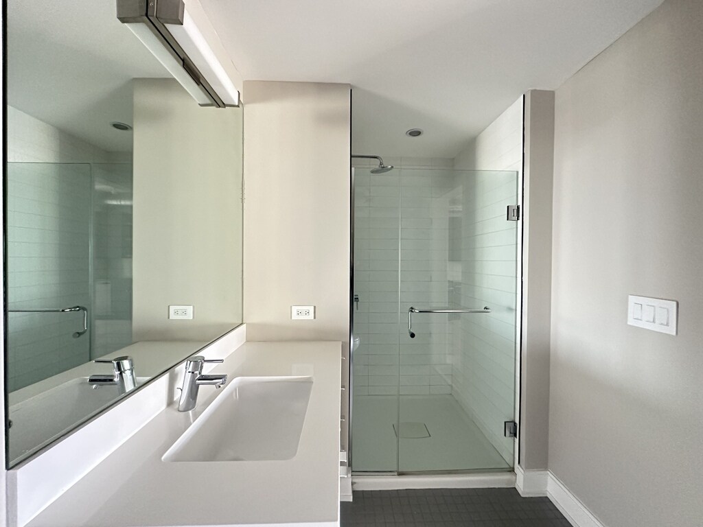 Building Photo - 941 W Belmont Ave