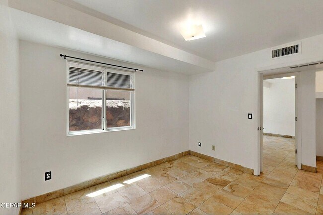 Building Photo - 540 N Yarbrough Dr