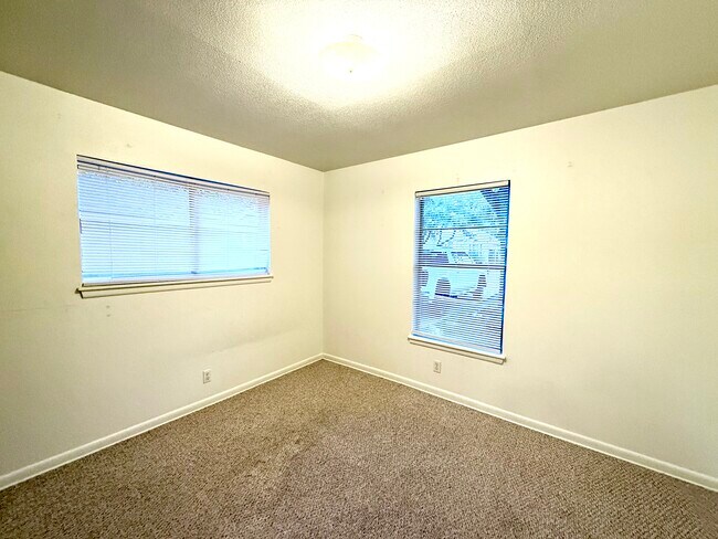 Building Photo - 1000 Hillyer St