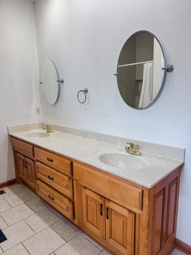 Building Photo - 27 Cadiz Ln