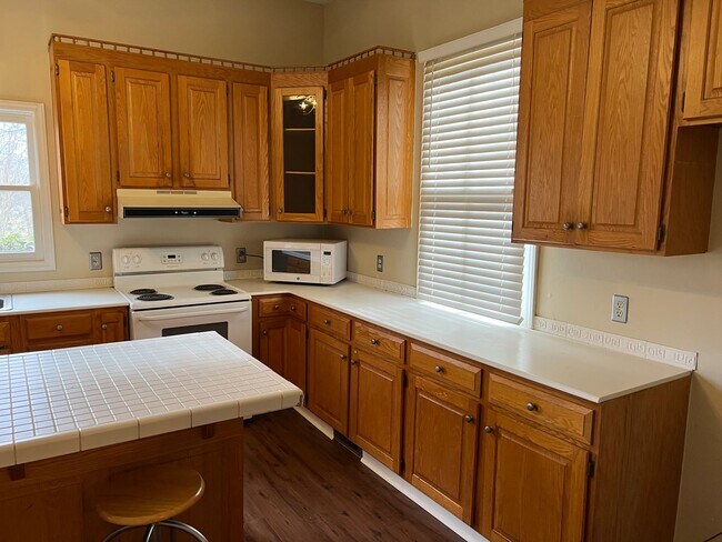 Building Photo - Downtown Statesville - 4 BR / 2 BA