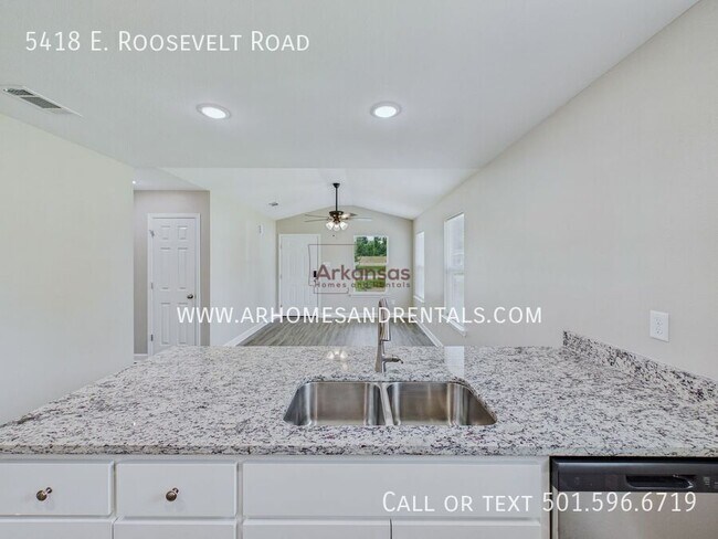 Building Photo - 5418 E Roosevelt Rd