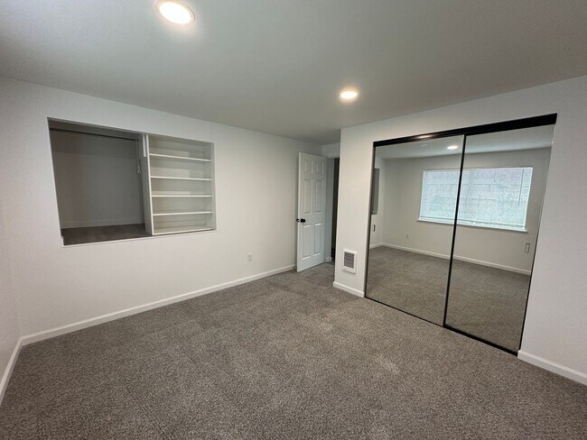 Building Photo - 1527 Santiam Hwy SE