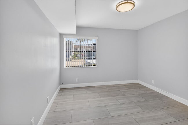 Building Photo - 450 Piedmont J