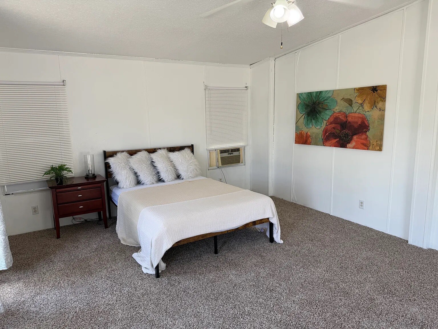Building Photo - Room in Apartment on Bonita Verde Dr