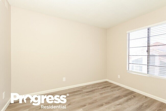 Building Photo - 4546 E Villa Theresa Dr