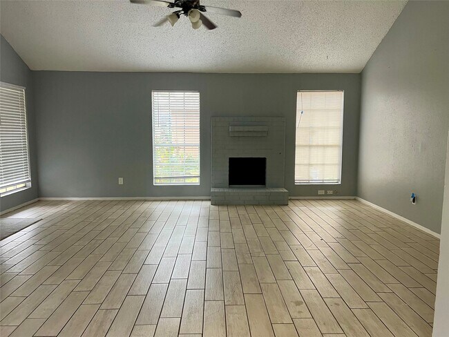 Building Photo - 10610 Sandy River Dr