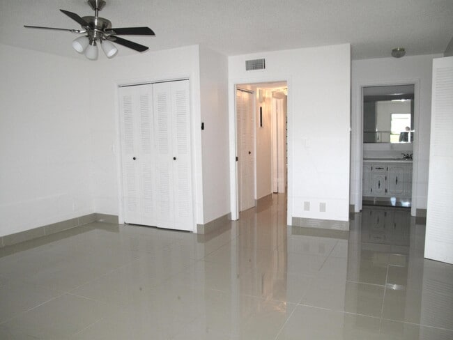 Building Photo - 1227 Club Dr W
