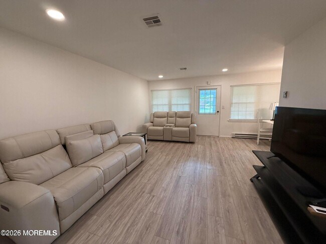Building Photo - 1178B Clydebank Ct