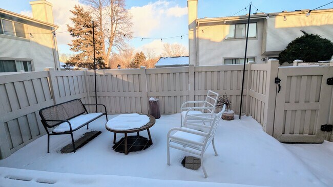 Building Photo - 1030 Casa Dr