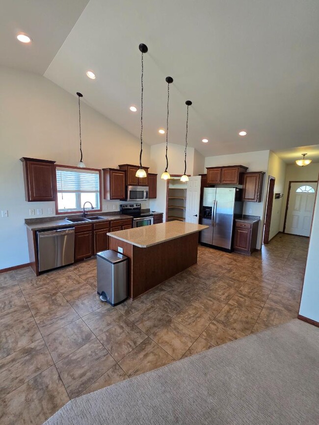 Building Photo - 1628 Valley Dr