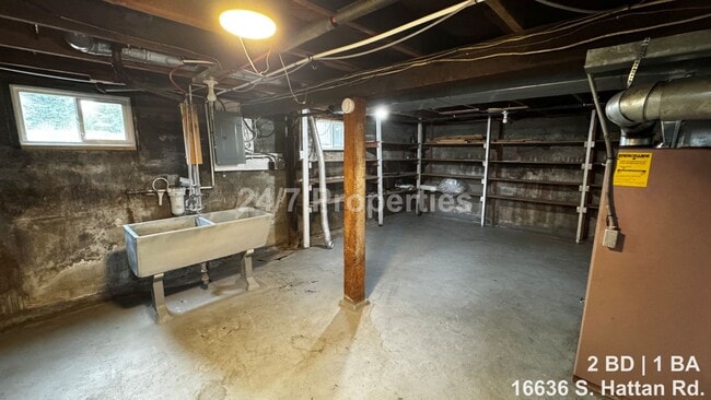 Building Photo - 2BD | 1BA Farmhouse with Garage, Shop, Sauna! - Oregon City