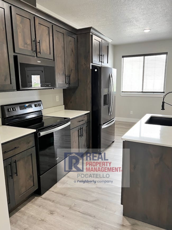 Building Photo - 3 Bedroom 2.5 Bathroom Town Home - 1 Car G...