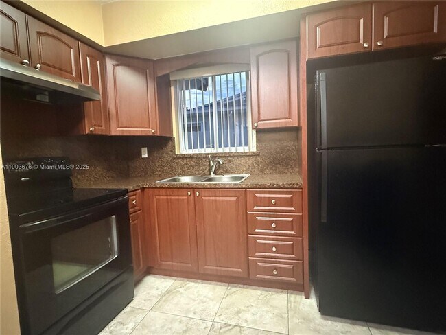 Building Photo - 1563 W 81st St