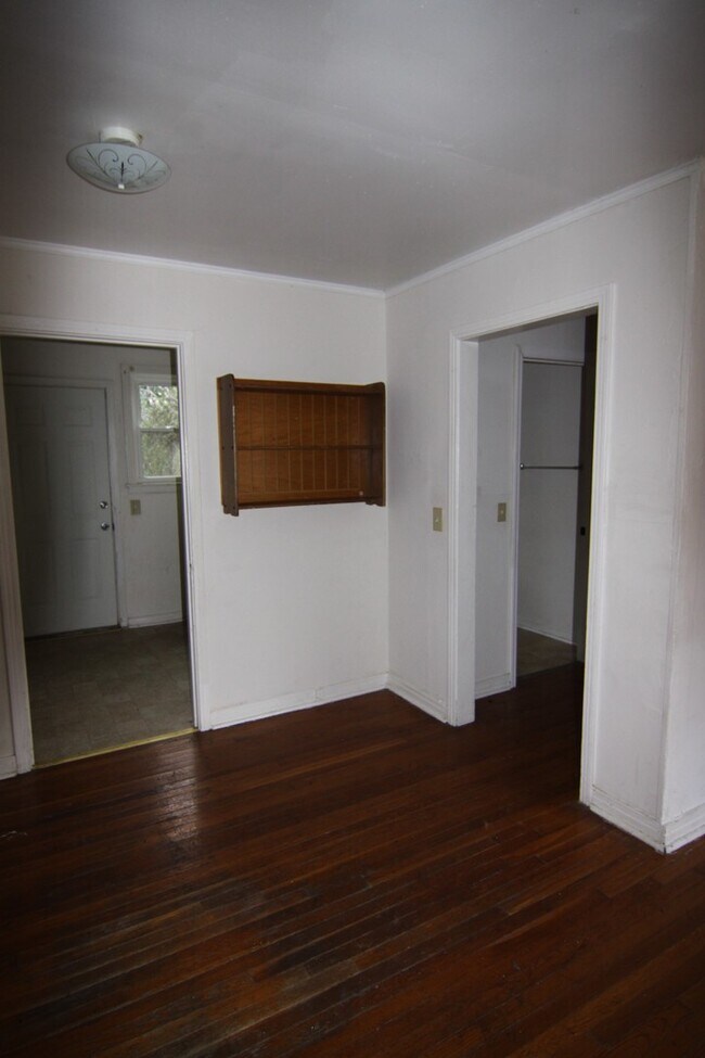 Building Photo - 2 Bedroom Home For Rent Near APSU!