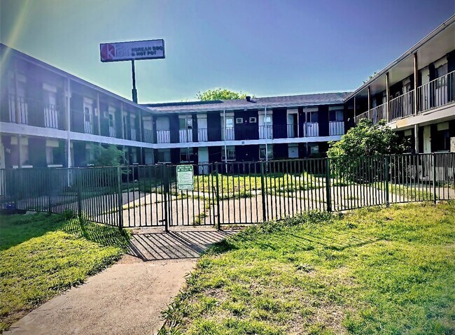 Building Photo - 1601 E Central Texas Expy
