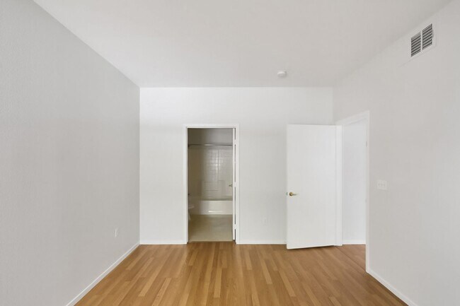 Building Photo - Great 2 Bed, 2 Bath First Story Condo In Northwest Vegas