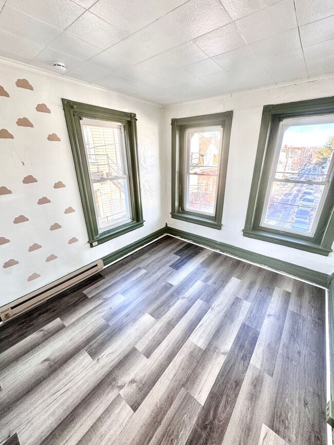 Building Photo - FOUR BEDROOM End of Row