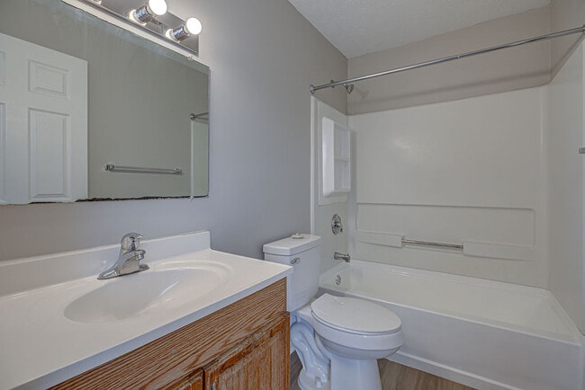 Building Photo - 1915 Woodlawn Ave