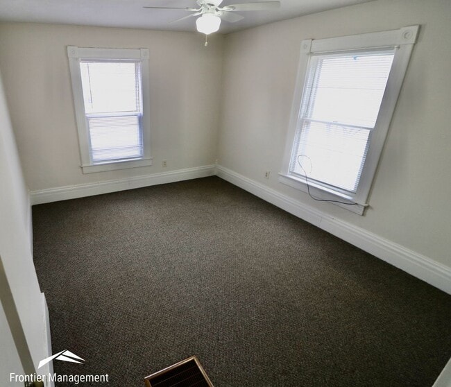 Building Photo - Great side-by-side duplex! Washer & dryer, pet friendly, large front porch!