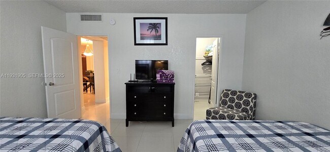 Building Photo - 4001 S Ocean Dr