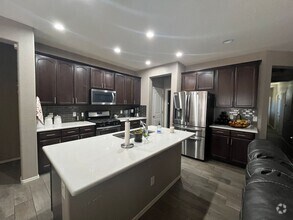 Building Photo - Clean and well maintained 4 bedroom home f...