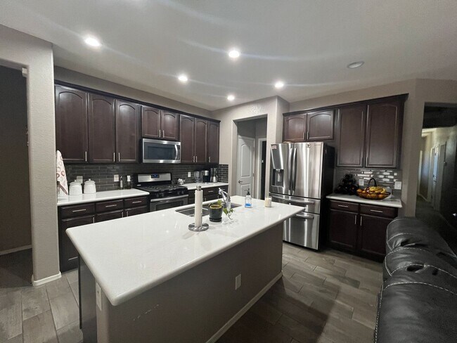 Primary Photo - Clean and well maintained 4 bedroom home f...
