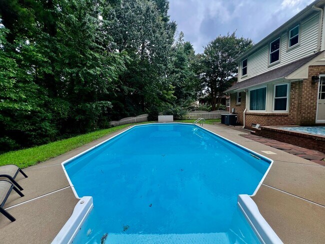 Building Photo - Large 6 bedroom home with Pool in Virginia Beach