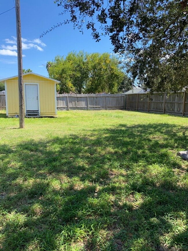 Building Photo - 1933 Orange St