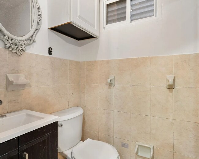 Building Photo - 2 Kitchen Home in Forest Hills - Ideal for Shared Living