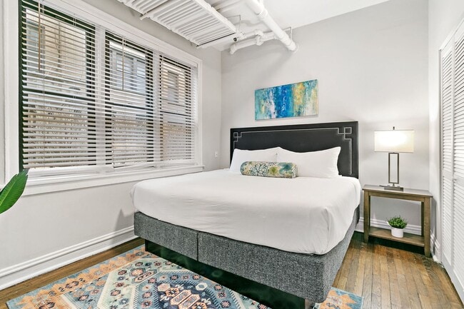 Building Photo - 635 W Roscoe St