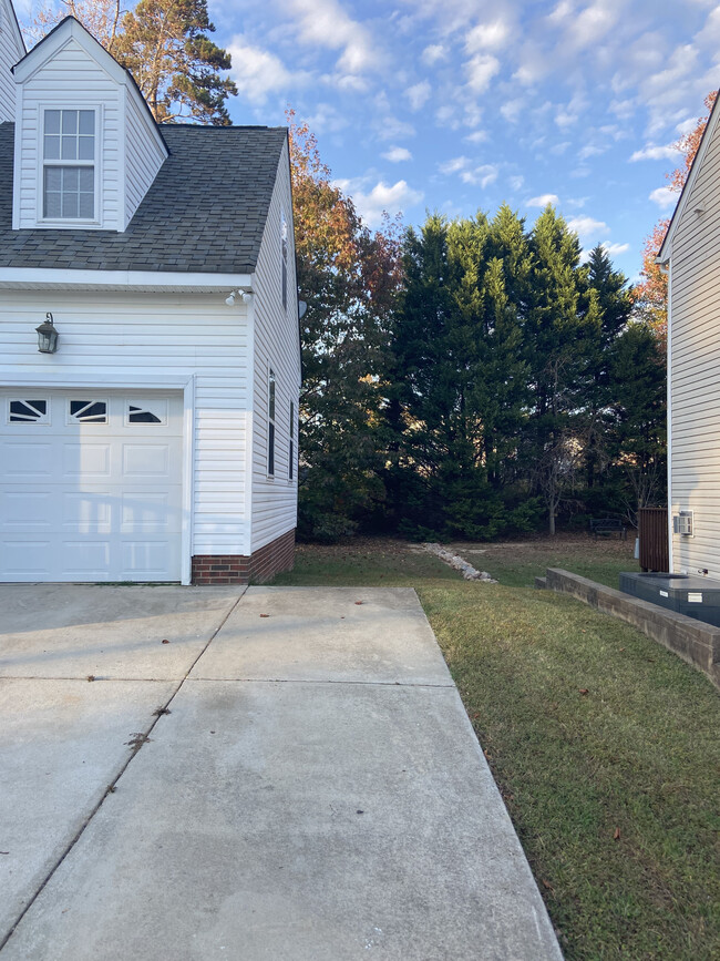 Large driveway not blocking garage - 1309 Ujamaa Dr