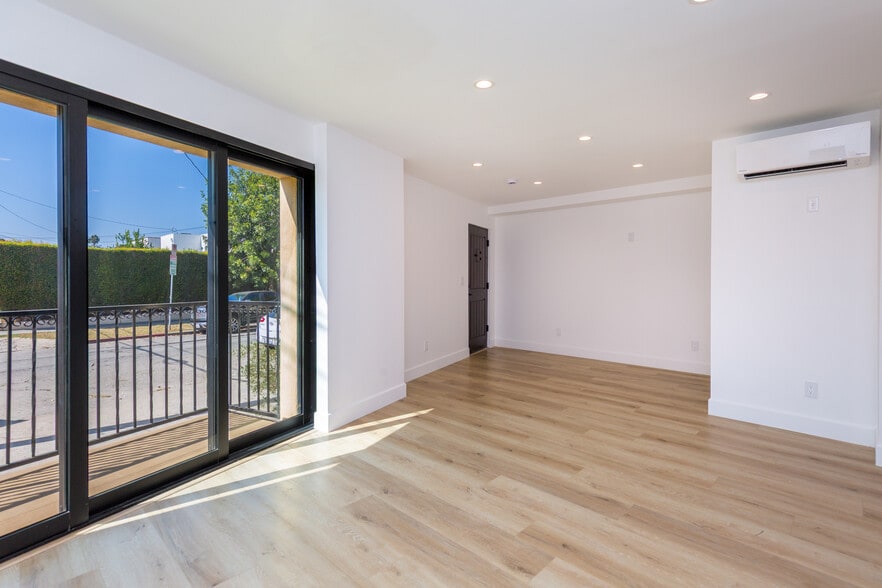 Building Photo - 854 S Sycamore Ave