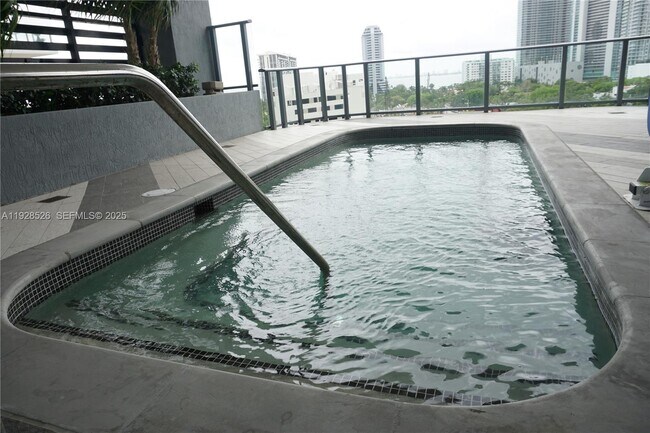 Building Photo - 121 NE 34th St