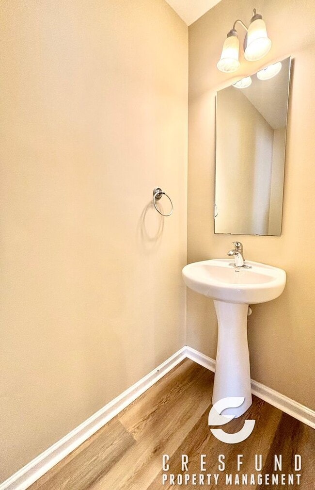 Building Photo - NEW PAINT AND LVP FLOORING! BEAUTIFUL 3 BE...