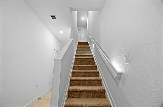 Building Photo - 369 NW 8th Ct