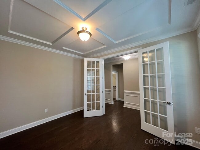 Building Photo - 15531 Laverack Ln