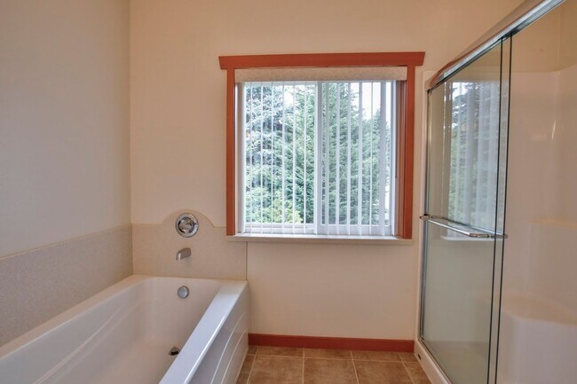 Building Photo - Country Home on Acreage and Pet Friendly!