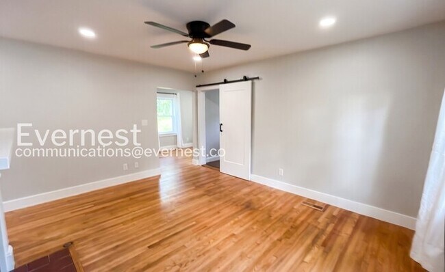 Building Photo - 3-Bedroom Home with Fenced Yard / Available Now!