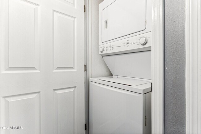 Building Photo - 502 E Roanoke Ave