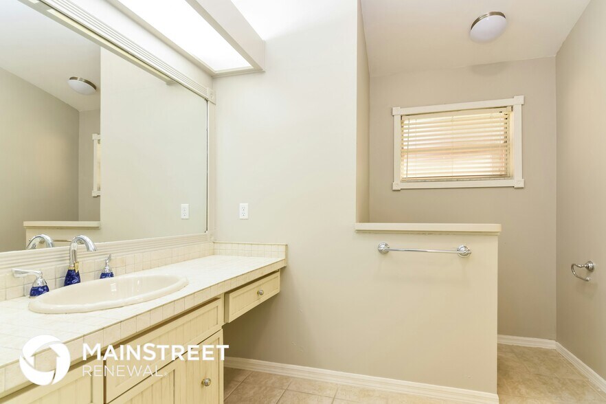 Building Photo - 812 Crestridge Dr