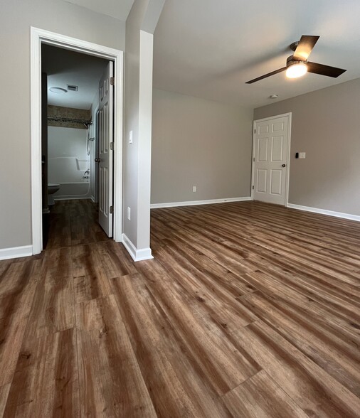 Building Photo - 14 Crestbrook Dr SW